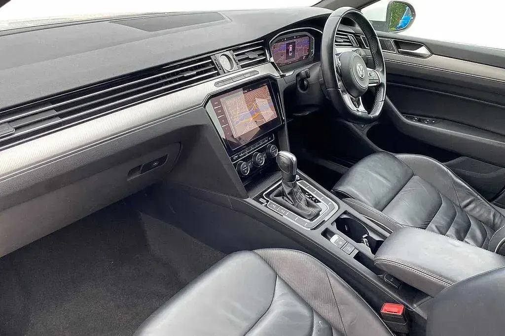 Used VW Arteon R-line 190 HP (139 kW) 2019 Pure white Hatchback