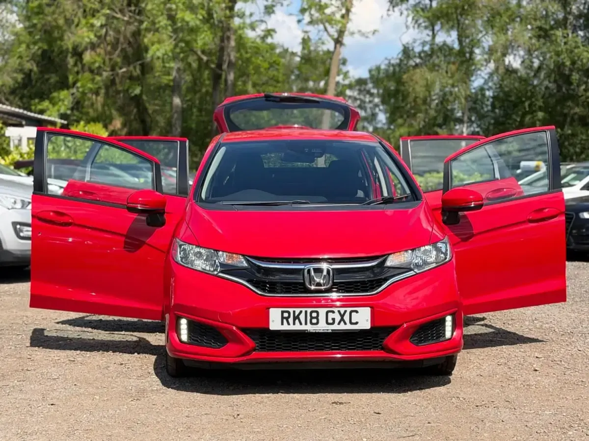 Używany Honda Jazz S 102 KM (75 kW) 2018 Czerwony Hatchback