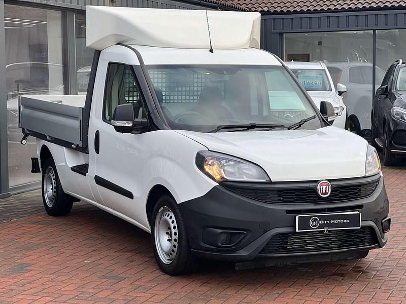 Begagnad Fiat Doblò 2021 Vit Minibuss