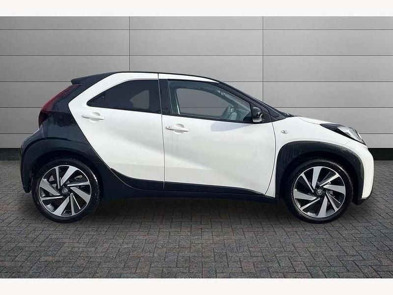Used Toyota Aygo X 72 HP (52 kW) 2024 Pure white with black SUV