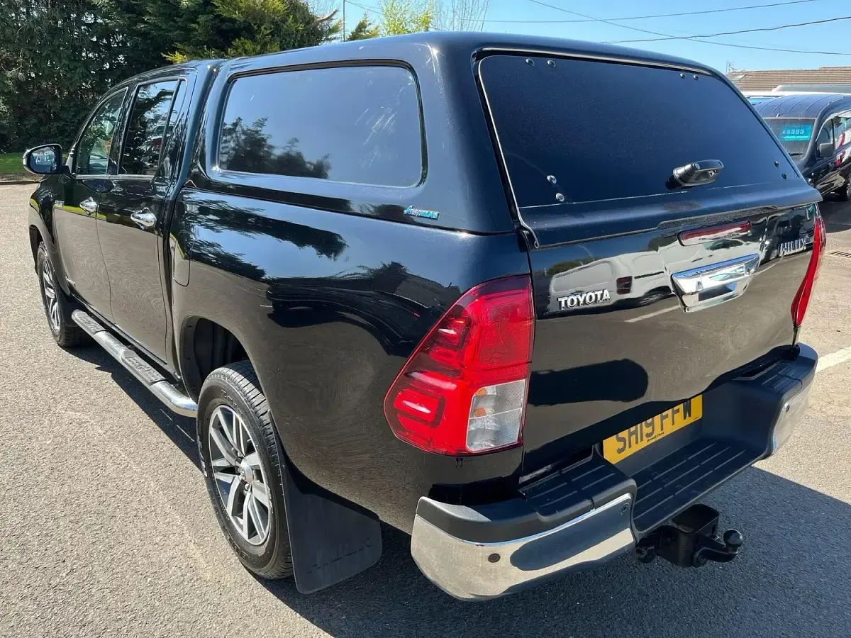 Used Toyota HiLux 150 HP (110 kW) 2019 Black Pickup