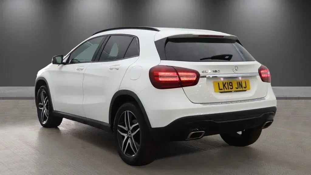 Used Mercedes GLA180 Urban 122 HP (89 kW) 2019 White SUV