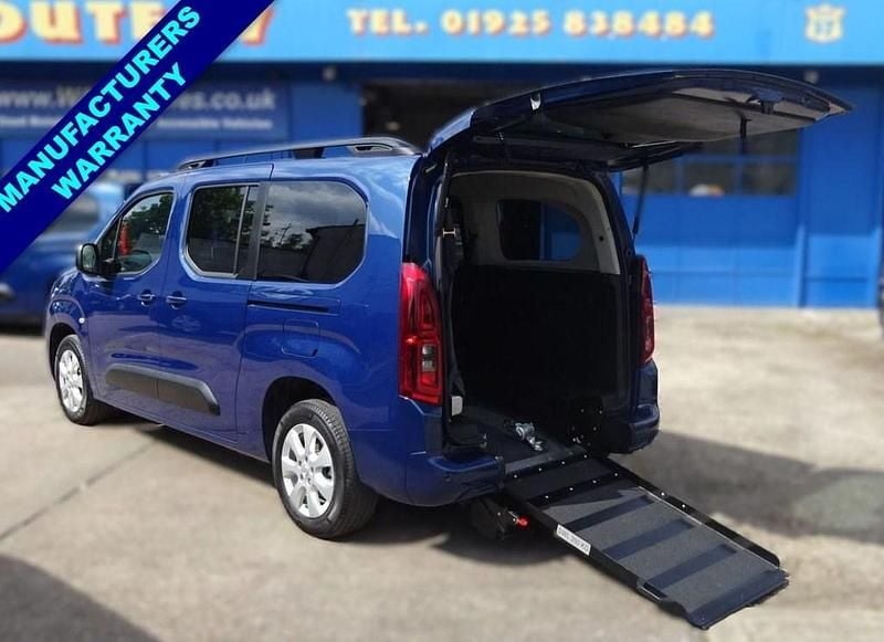 Blue Used 2023 Vauxhall Combo Design Edition MPV | £17,995 (Fair price) - Image 1/4
