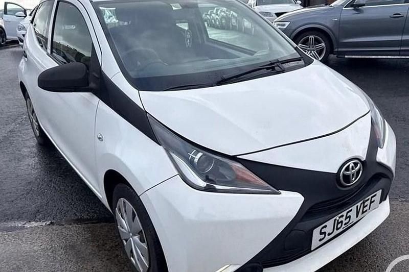 Used Toyota Aygo 69 HP (50 kW) 2015 White Hatchback