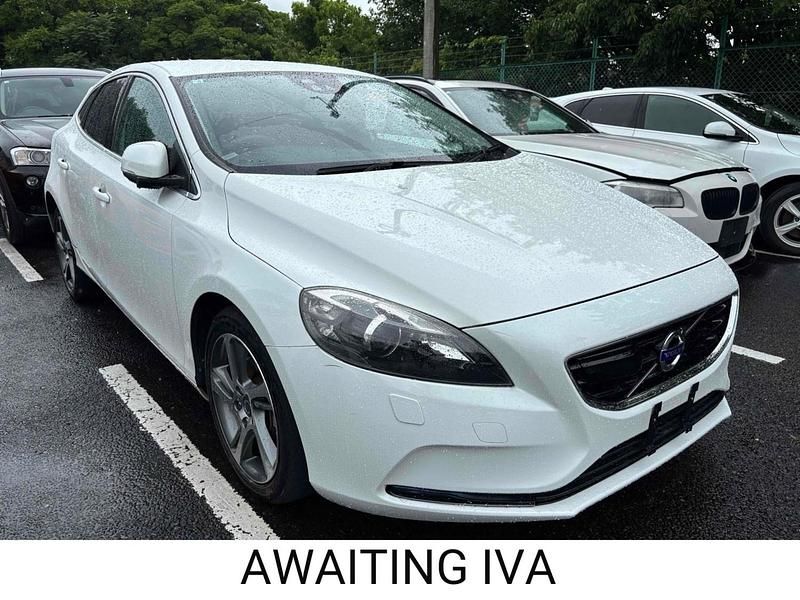 Used 2016 Volvo V40 SE Lux Hatchback | £10,495 (Fair price) - Image 1/1