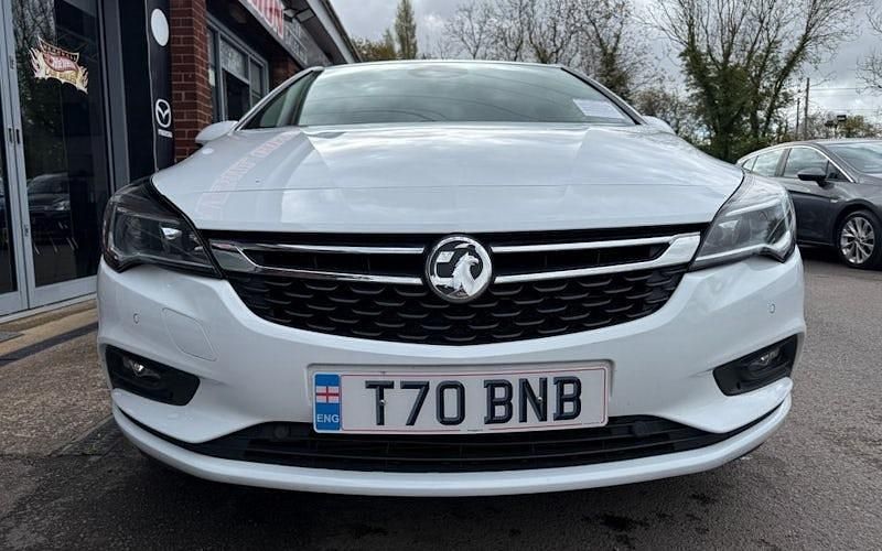 Used Vauxhall Astra SRi 150 HP (110 kW) 2018 White Hatchback