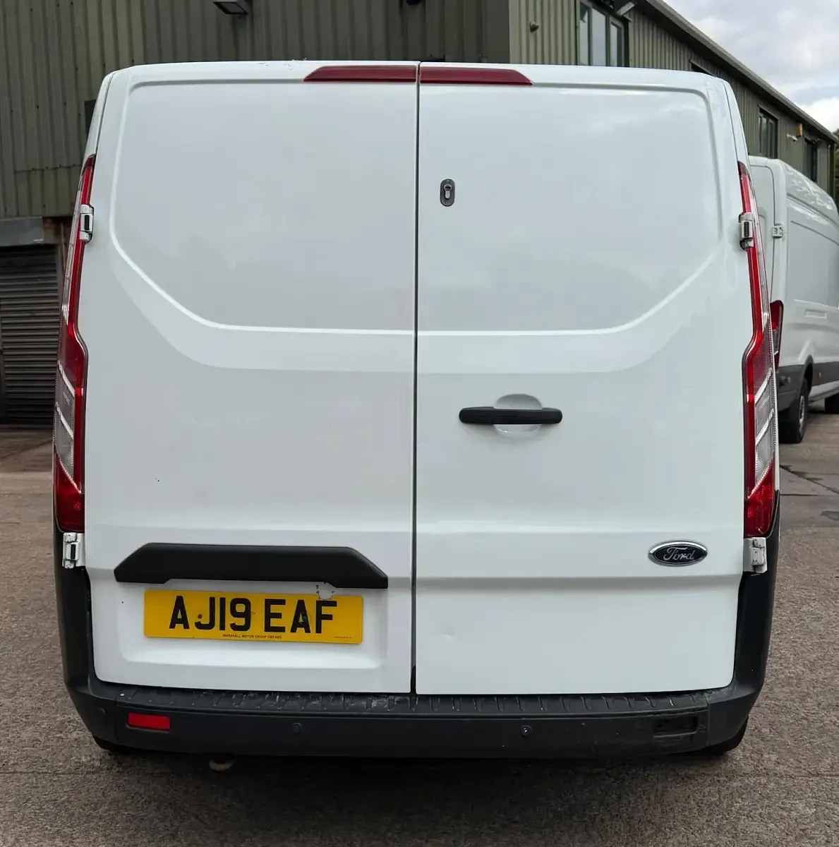 Used Ford Transit Custom 105 HP (77 kW) 2019 White Van