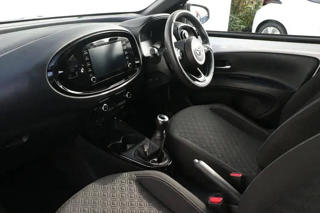 Used Toyota Aygo X 72 HP (52 kW) 2023 White SUV