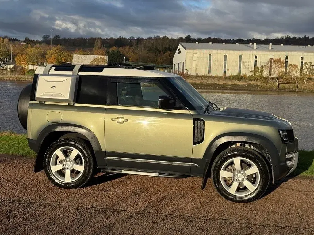 Used Land Rover Defender First Edition 250 HP (183 kW) 2021 Green SUV