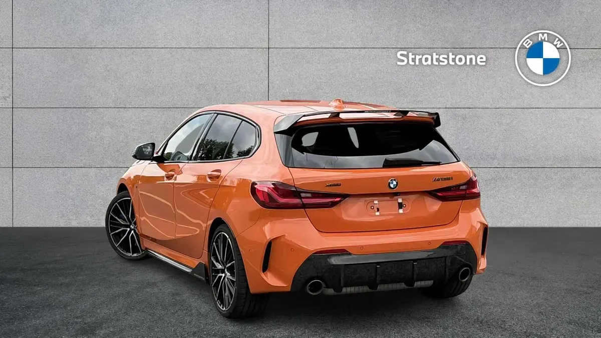 Begagnad BMW M135 Shadowline 302 HK (222 kW) 2022 Orange Halvkombi