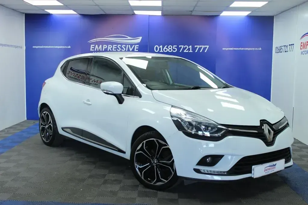 Used Renault Clio Iconic 75 HP (55 kW) 2019 White Hatchback