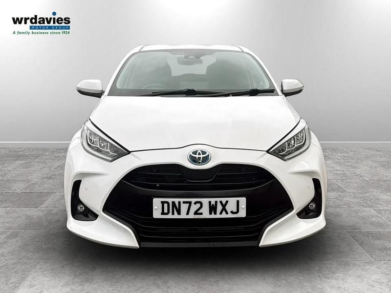 Used Toyota Yaris Hybrid Design 116 HP (85 kW) 2022 Pure white Hatchback