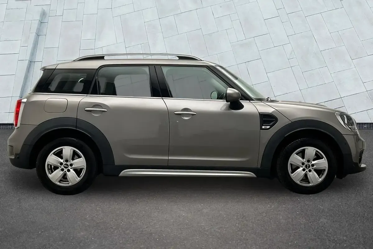 Usado Mini Cooper Countryman 136 HP (100 kW) 2017 Prateado SUV