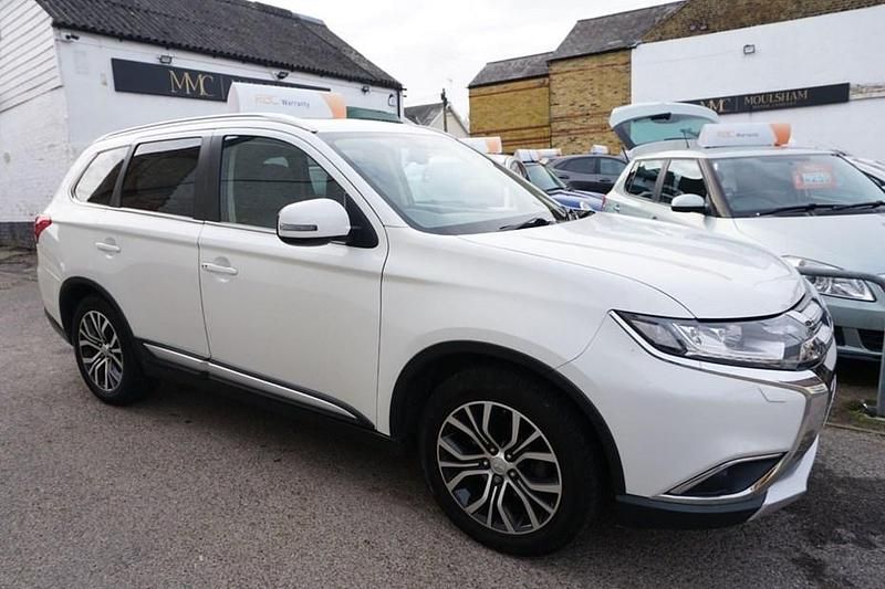 Used Mitsubishi Outlander 2017 White SUV