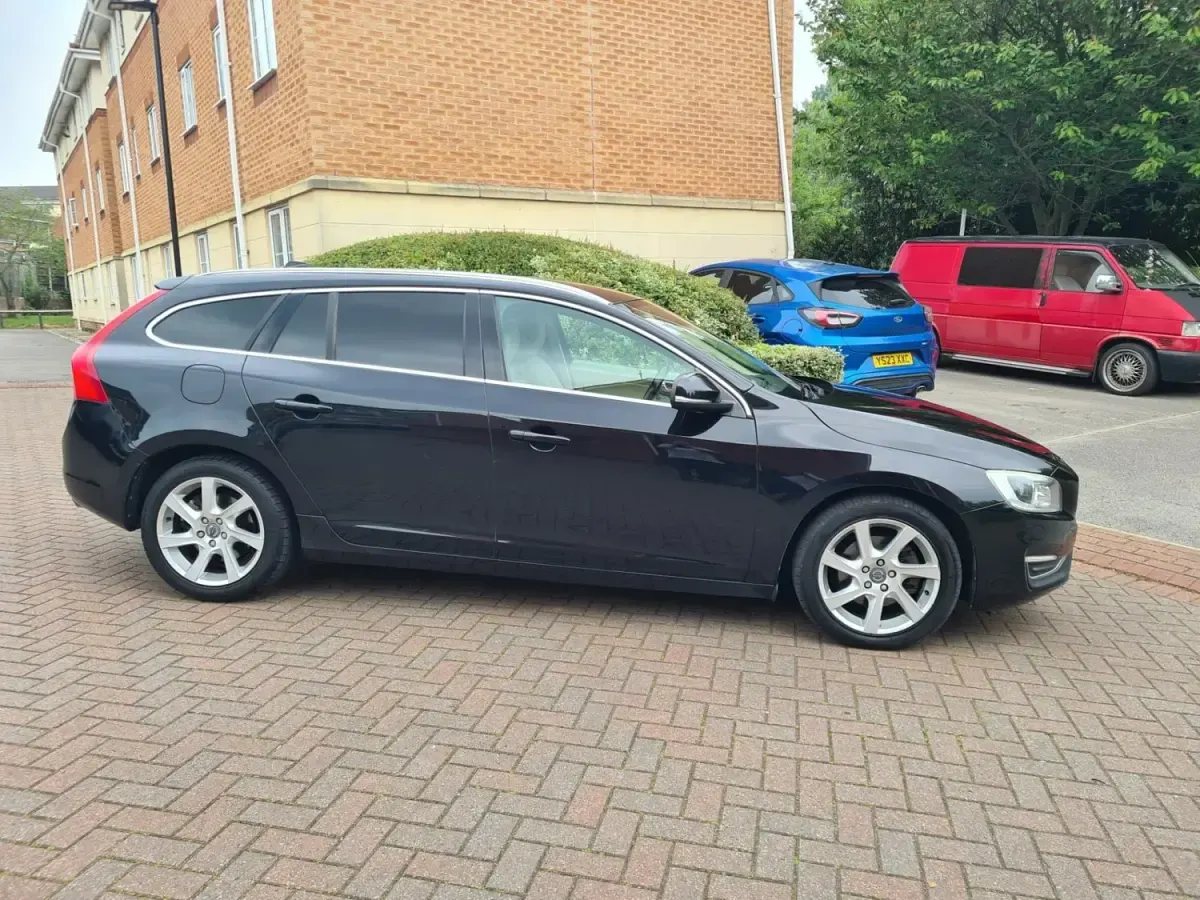 Usado Volvo V60 SE Lux 181 HP (133 kW) 2014 Preto Carrinha