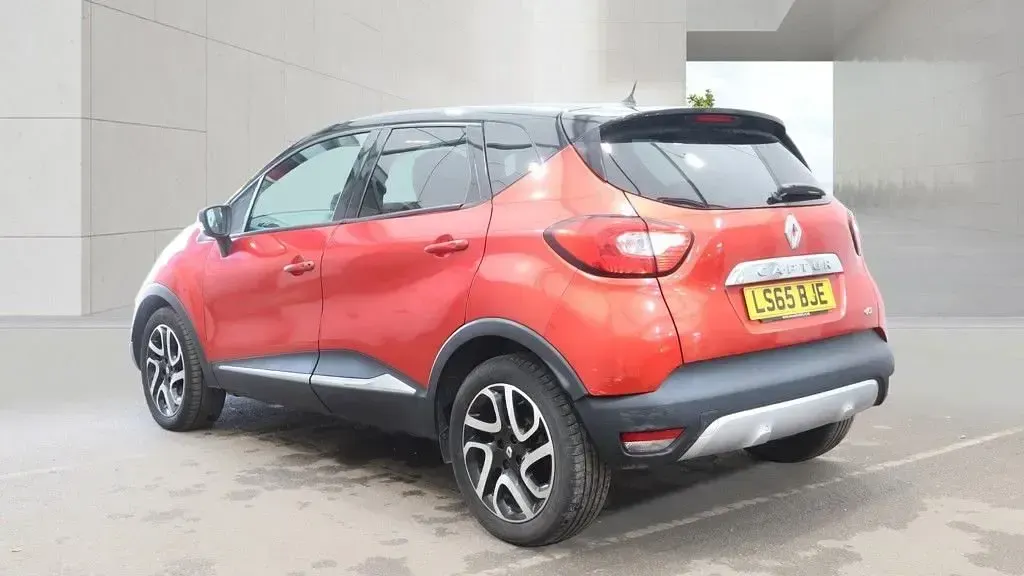 Used Renault Captur Signature 90 HP (66 kW) 2015 Red/black SUV