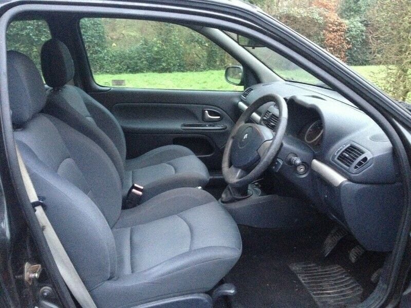 Used Renault Clio II Dynamique 65 HP (47 kW) 2004 Black Hatchback