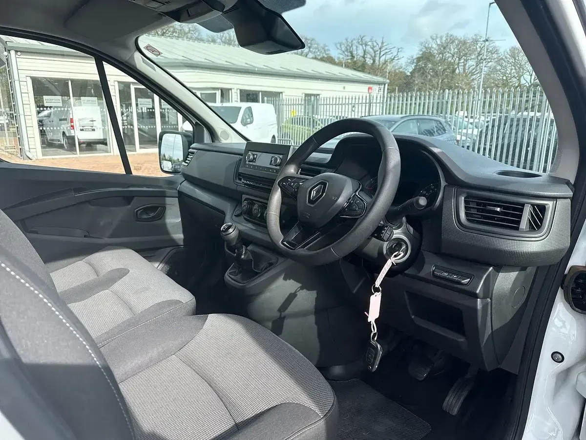 Used Renault Trafic 2023 Glacier white MPV