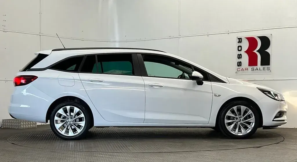 Used Vauxhall Astra Design Edition 105 HP (77 kW) 2018 White Estate