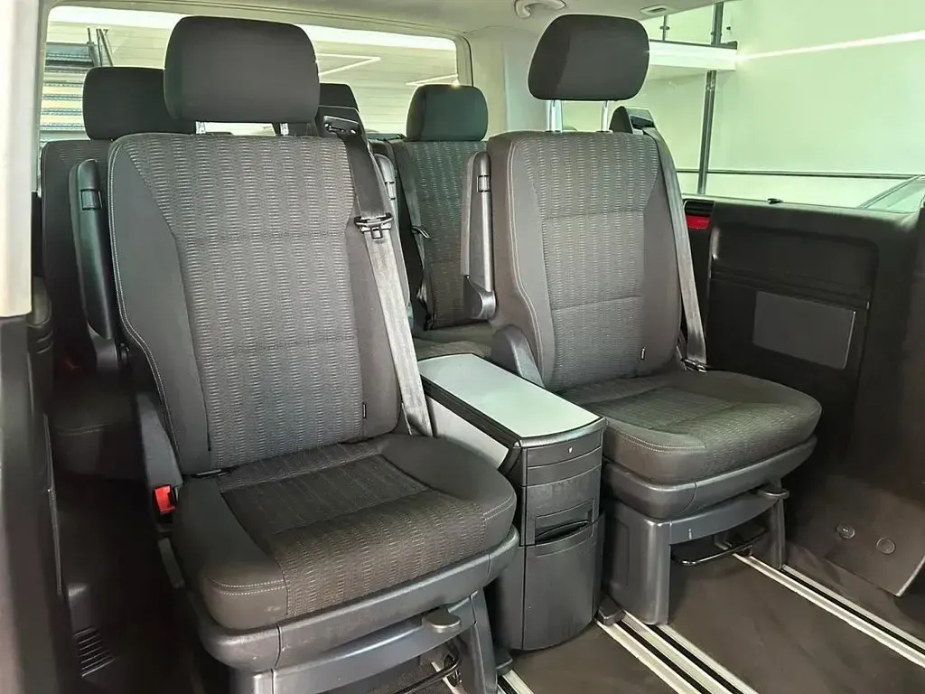 Used VW Caravelle SE 204 HP (150 kW) 2018 Red Van