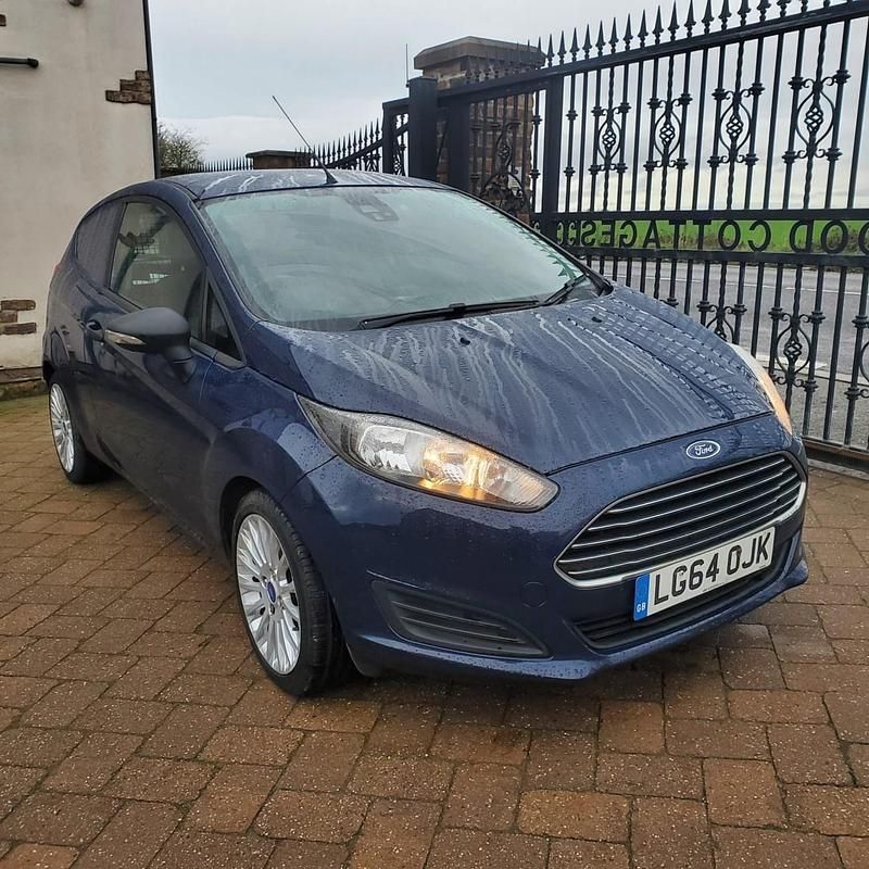 Used Ford Fiesta 95 HP (69 kW) 2015 Blue Van