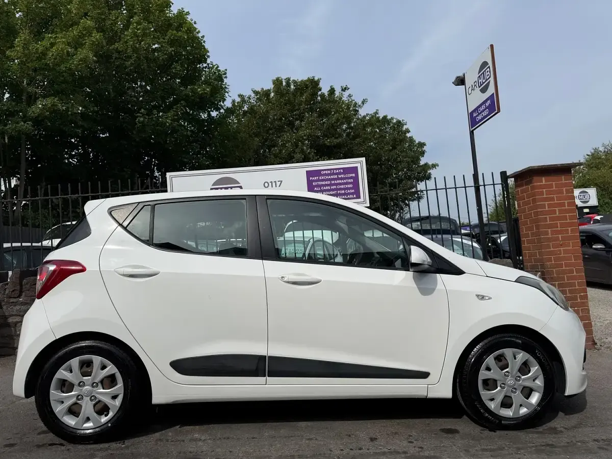 Used Hyundai i10 SE 83 HP (61 kW) 2014 White Hatchback