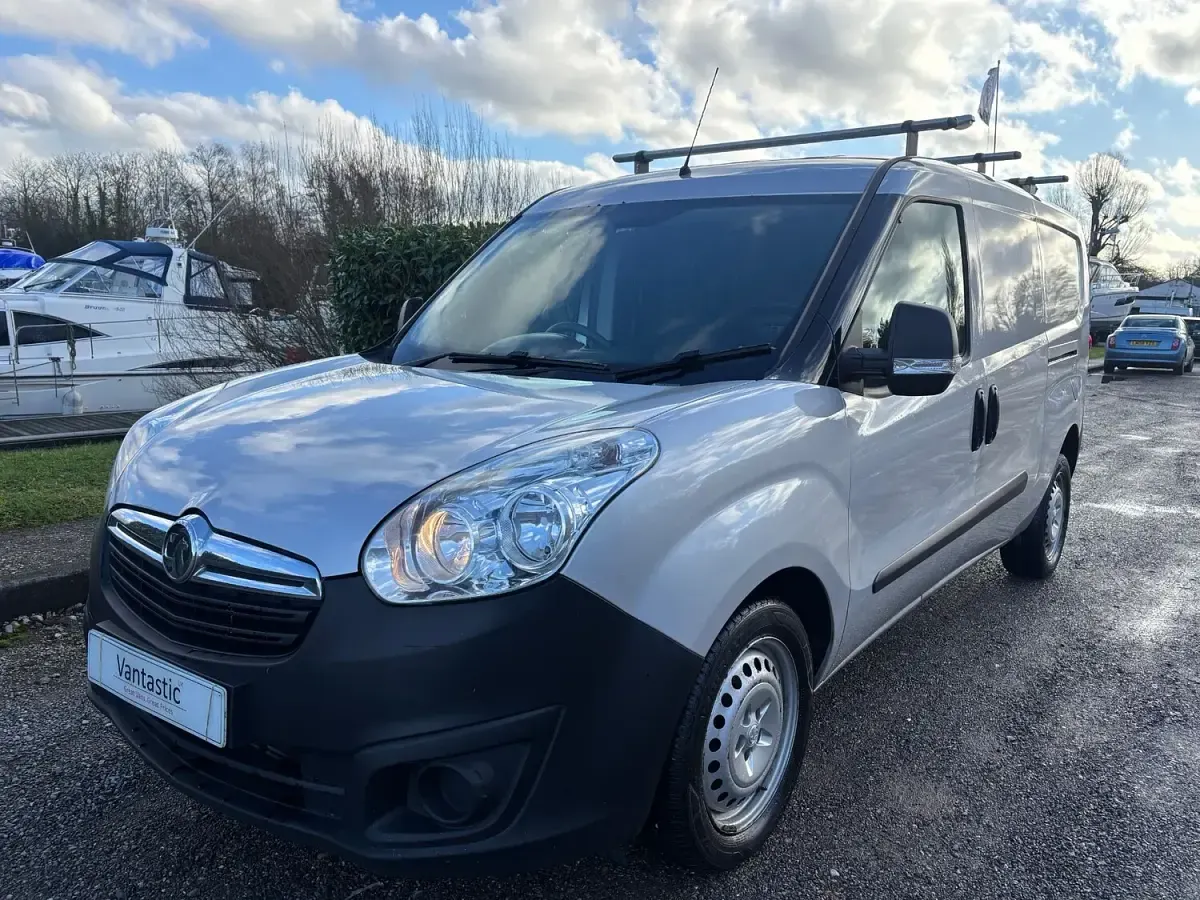 Used Vauxhall Combo 105 HP (77 kW) 2018 Silver Van