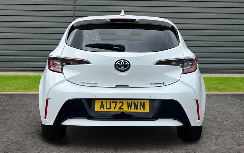 Used Toyota Corolla Design 122 HP (89 kW) 2022 White Hatchback