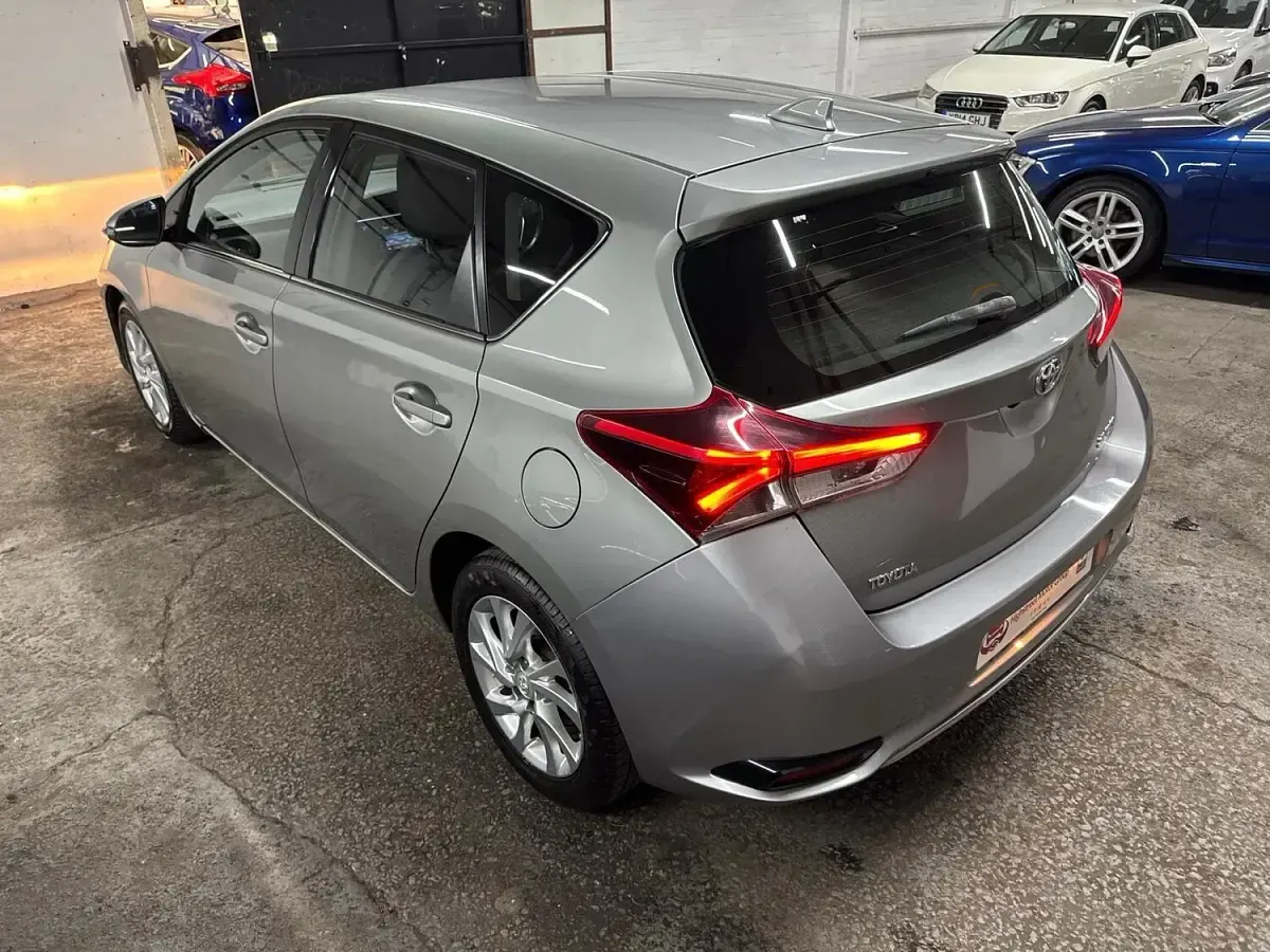 Used Toyota Auris Business Edition 112 HP (82 kW) 2015 Grey Hatchback