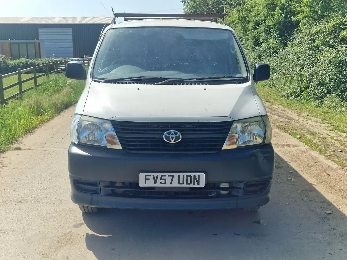 Used Toyota HiAce 95 HP (69 kW) 2007 White Van