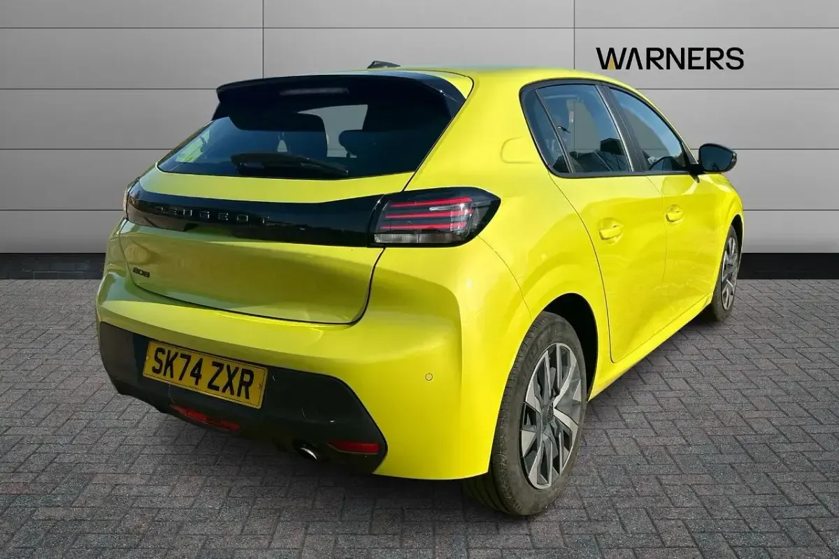 Used Peugeot 208 Active 74 HP (54 kW) 2024 Yellow Hatchback