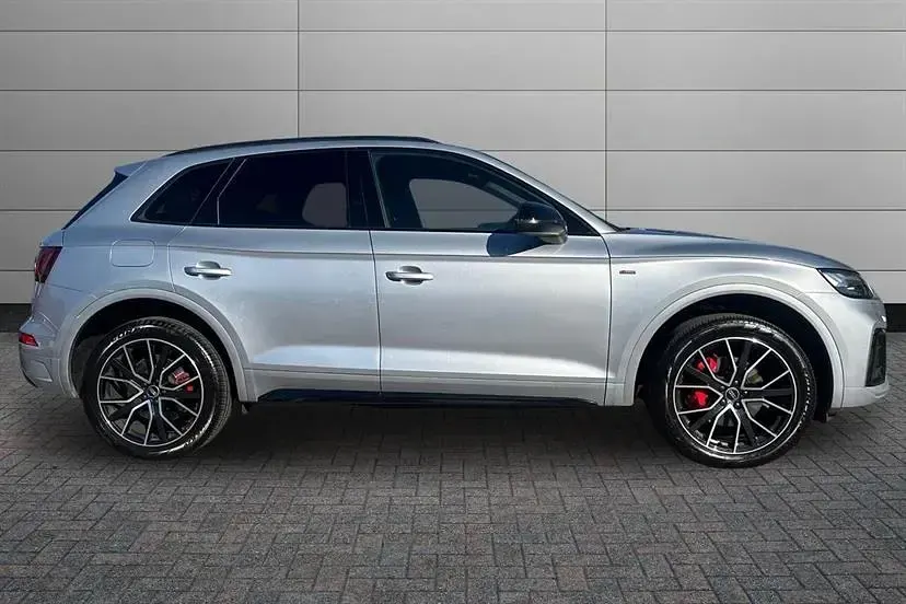 Usado Audi Q5 Comfort 204 HP (150 kW) 2023 Prateado SUV