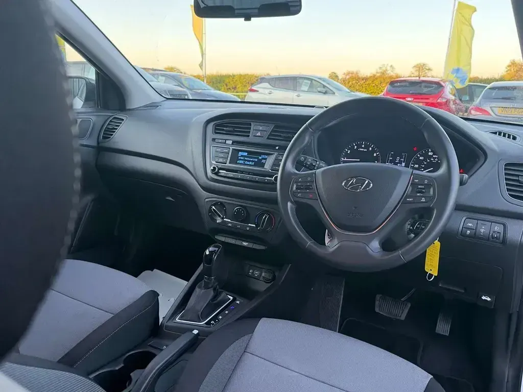 Used Hyundai i20 SE 100 HP (73 kW) 2017 White Hatchback
