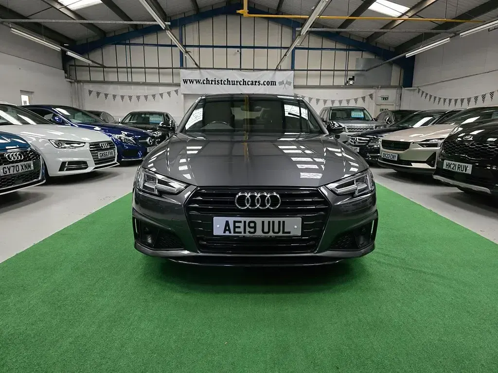 Begagnad Audi A4 Black Edition 245 HK (180 kW) 2019 Grå Sedan
