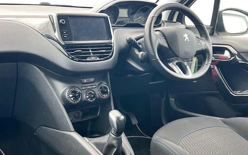 Used Peugeot 208 Signature Sky 82 HP (60 kW) 2019 White Hatchback