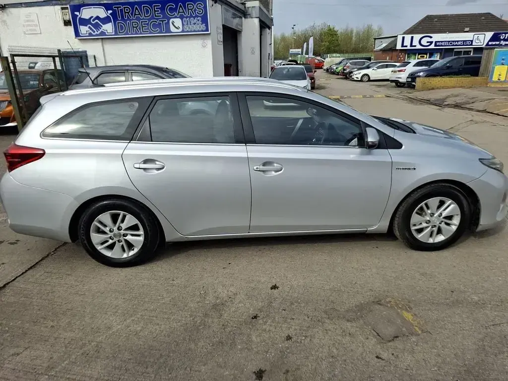 Used Toyota Auris Hybrid 136 HP (100 kW) 2013 Silver Estate