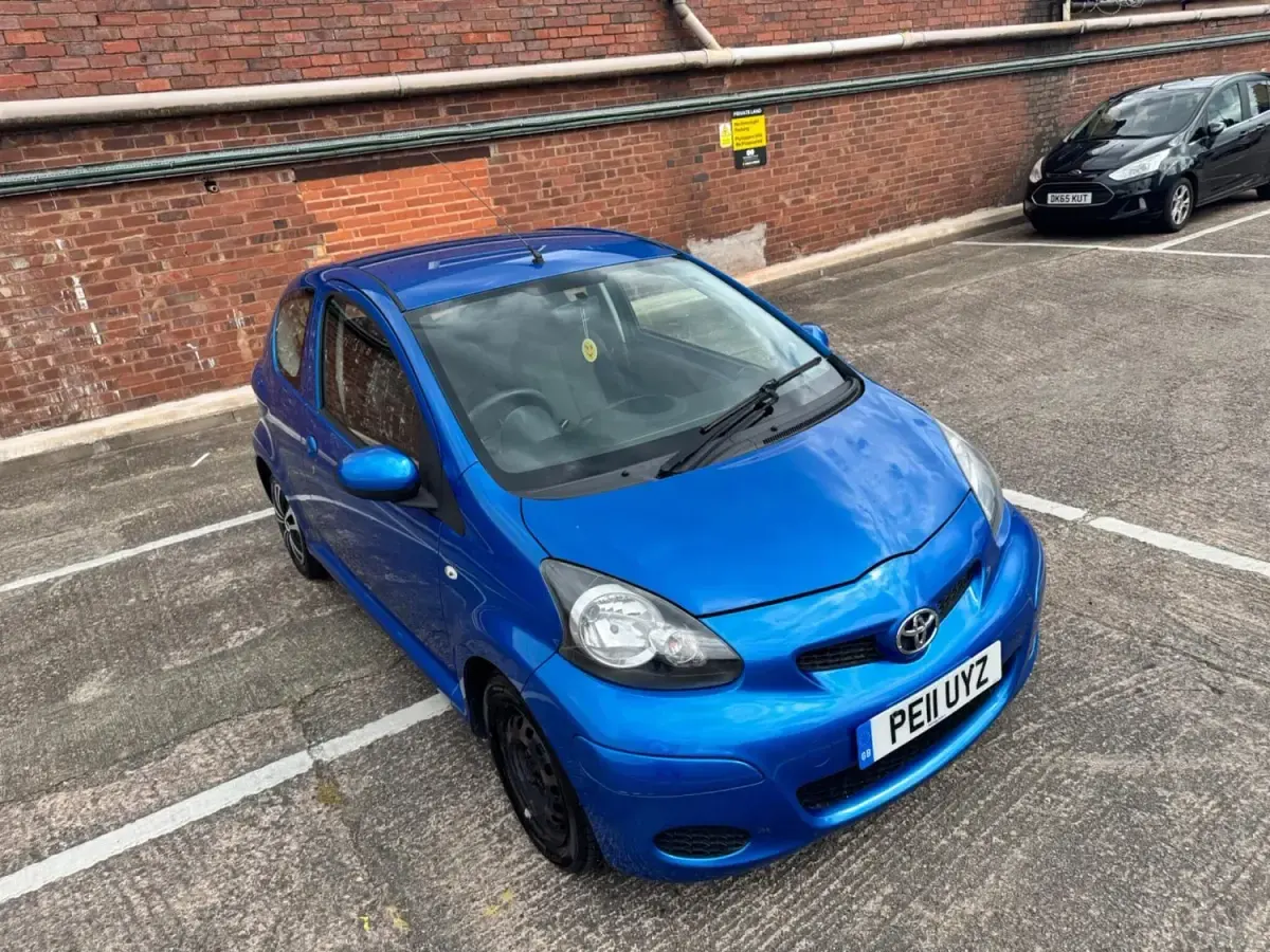 Gebraucht Toyota Aygo 68 PS (50 kW) 2011 Blau Kleinwagen