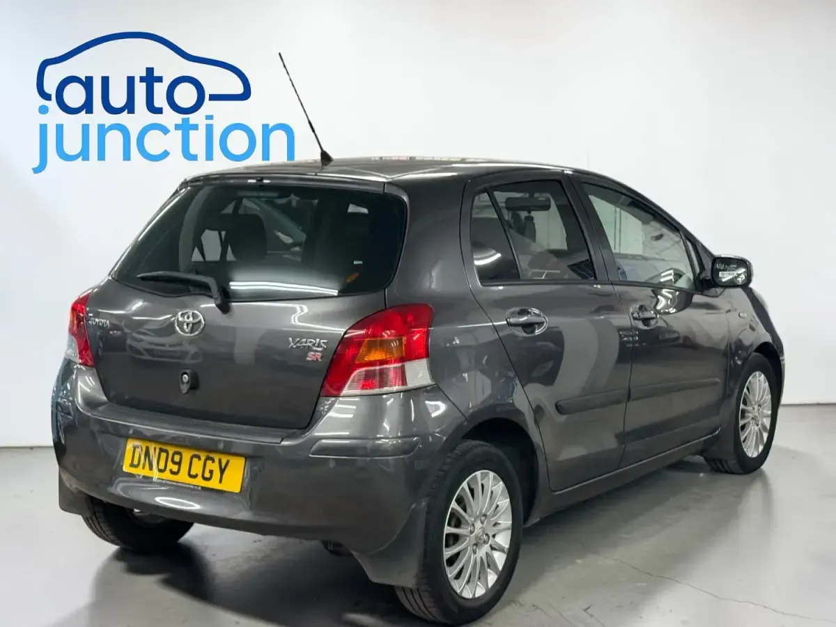 Used Toyota Yaris SR 101 HP (74 kW) 2009 Grey Hatchback