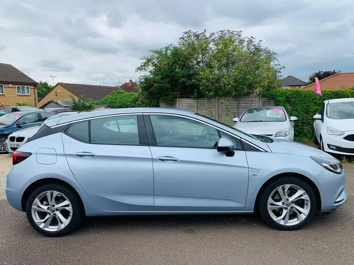 Used Vauxhall Astra SRi 200 HP (147 kW) 2018 Silver Hatchback