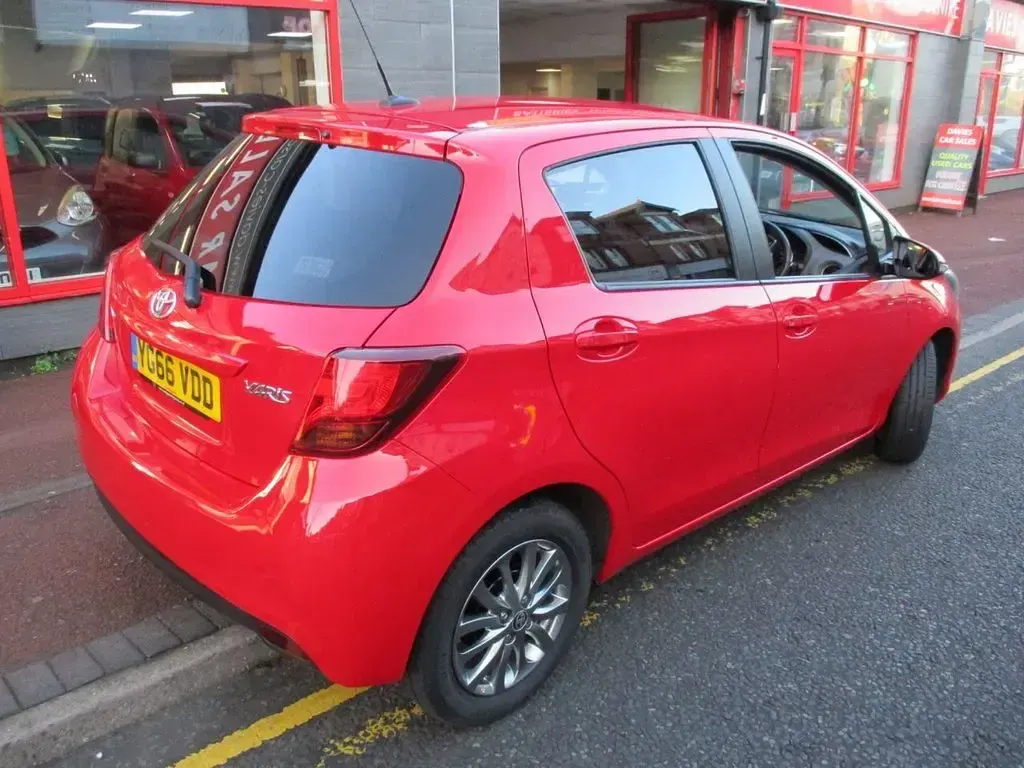 Używany Toyota Yaris 99 KM (72 kW) 2016 Czerwony Hatchback