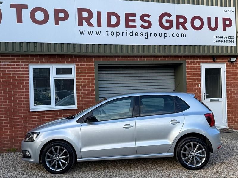 Used VW Polo Design 60 HP (44 kW) 2015 Silver Hatchback