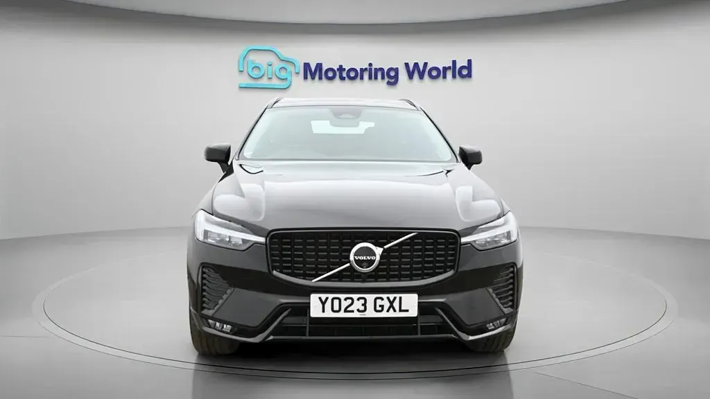 Begagnad Volvo XC60 Plus 250 HK (183 kW) 2023 Svart SUV