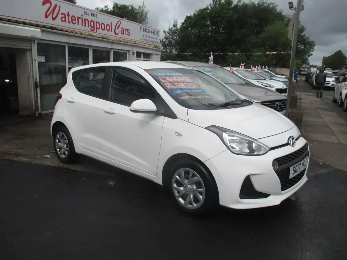 Used Hyundai i10 SE 67 HP (49 kW) 2017 White Hatchback