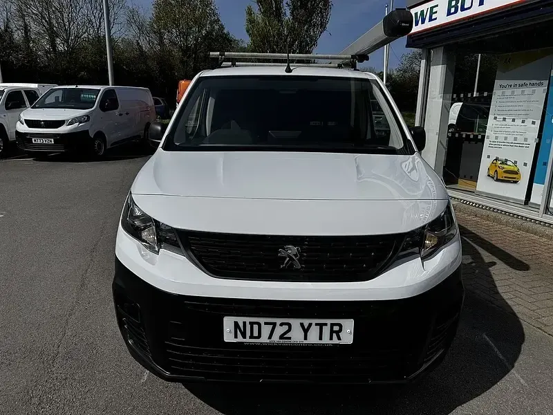 Begagnad Peugeot Partner Premium 102 HK (75 kW) 2022 Vit Minibuss