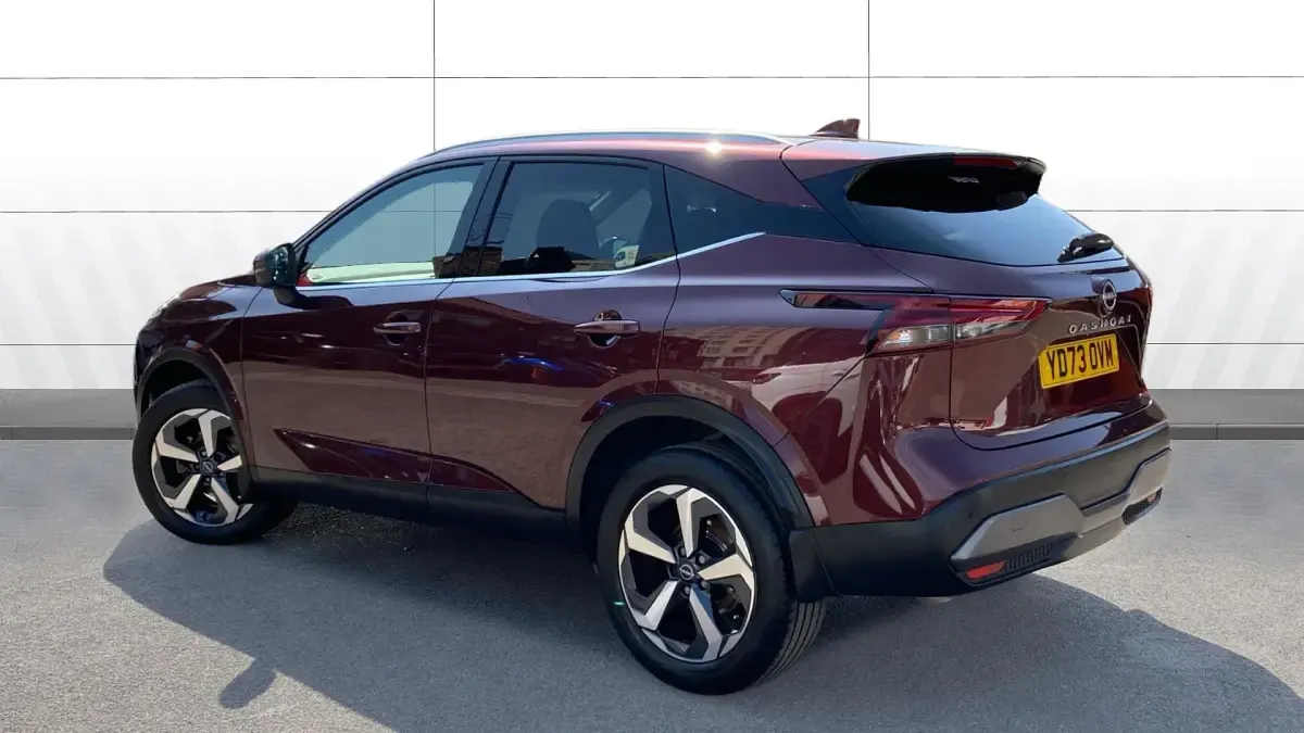 Used Nissan Qashqai N-Connecta 140 HP (102 kW) 2023 Special metallic  burgundy SUV