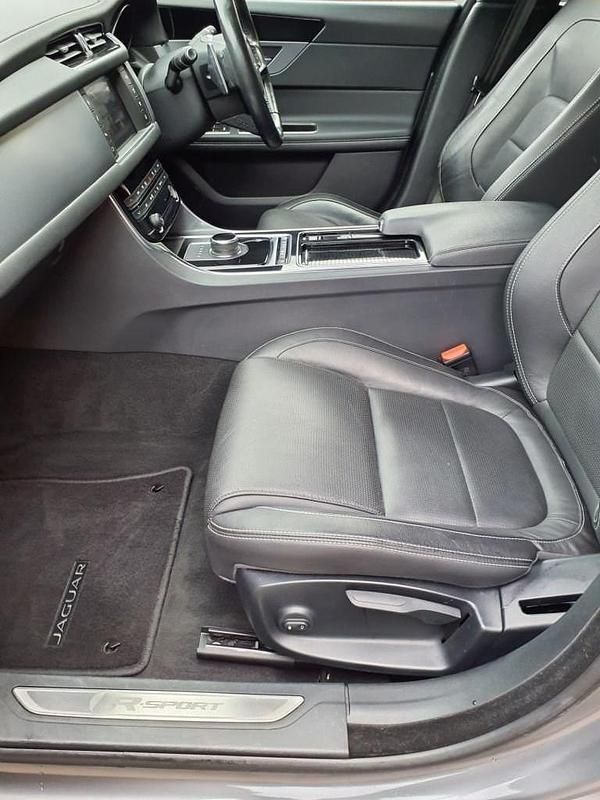 Second-hand Jaguar XF R-Sport 180 CP (132 kW) 2018 Gri Berlinǎ