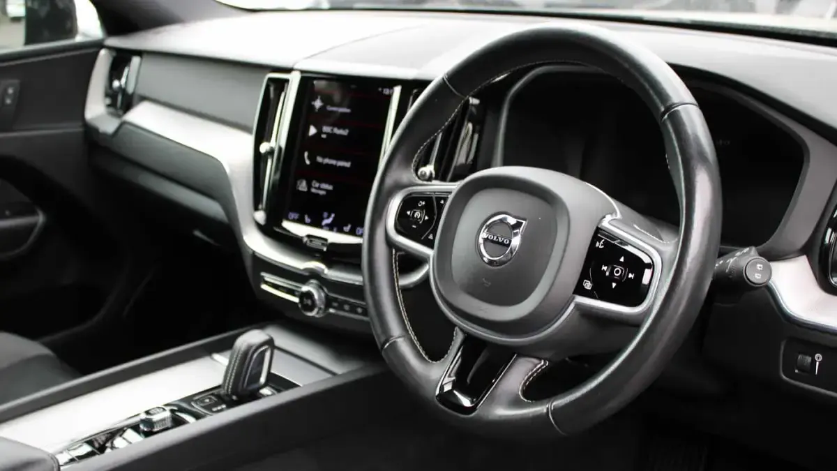 Used Volvo XC60 R-Design 197 HP (144 kW) 2021 SUV