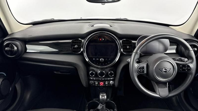 Used Mini Cooper Classic 134 HP (98 kW) 2023 White Hatchback