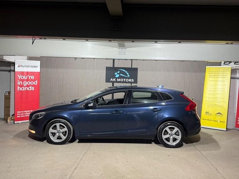 Usado Volvo V40 115 HP (84 kW) 2013 Azul Citadino