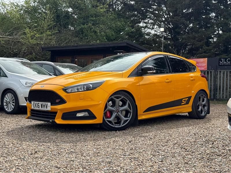 Used Ford Focus ST 250 HP (183 kW) 2016 Yellow Hatchback